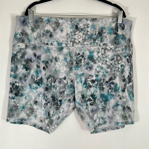 Lululemon Blue & White Kaleidofloral Multi Align Shorts 8” - Picture 1 of 7